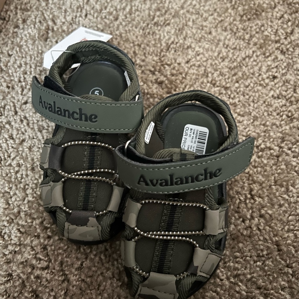 Avalanche size 5 sandals